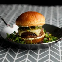Mini-Burger wir auf einem Teller serviert. 