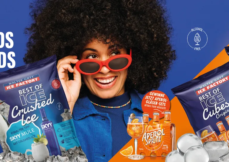 verschiedene Sorten Eiswürfel mit Verpackungen auf einem orange blauen Hintergrund mit einer Frau  mit roter Sonnenbrille