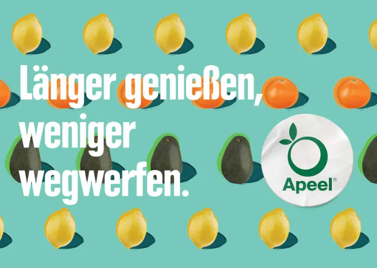 Zitronen, Orangen & Avocados in Reihung im Hintergrund. Apeel Logo & Slogan "Länger genießen, weniger wegwerfen." Durch die pflanzliche Schutzschicht bleiben Obst & Gemüse länger frisch. 
