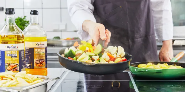 Gemüse wird mit Optima-Produkten in einer Pfanne angebraten.